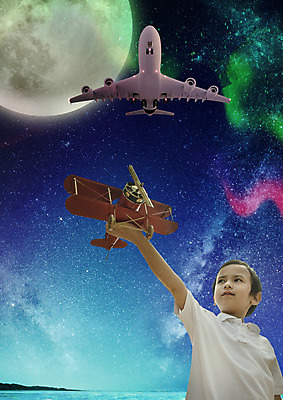 PSD 백인 편집이미지 남자 바다 밤하늘 비행기 한명 상반신 앞모습 장난감 유치원생 보름달 비행 야간 오로라 이미지편집 자연요소 서양인 1 어린이 뷰포인트 항공교통 자연현상 하늘 대중교통 사람 달 파일형식