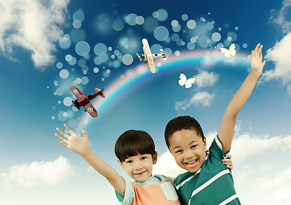 PSD 외국인 구름 편집이미지 남자 흑인 나비 무지개 하늘 비행기 미소 상반신 두명 앞모습 친구 장난감 손들기 유치원생 보케 이미지편집 자연요소 서양인 어린이 뷰포인트 곤충 관계 항공교통 모션 대중교통 표정 사람 인종 파일형식