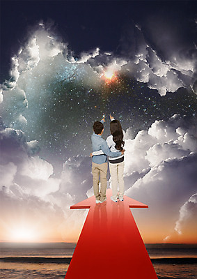 전신 PSD 구름 편집이미지 여자 남자 화살표 초등학생 바다 안기 밤하늘 서기 두명 뒷모습 친구 빛 가리킴 야간 일본인 별빛 이미지편집 자연요소 외국인 학생 별 뷰포인트 관계 모션 하늘 사람 동양인 손짓 파일형식