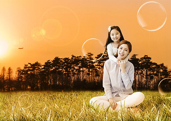 PSD 나무 편집이미지 여자 딸 가족 하늘 엄마 미소 잔디 상반신 성인 두명 앞모습 30대 일몰 유치원생 한국인 비눗방울 가부좌 백허그 이미지편집 식물 어린이 뷰포인트 관계 포옹 표정 사람 앉기 동양인 장년 노을 파일형식