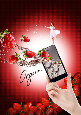 전신 PSD 편집이미지 손 영어 원피스 여자 딸기 한손 서기 들기 동양인 성인 두명 신체부위 물 스마트폰 수분 손내밀기 유기농 다리들기 이미지편집 자연요소 문자 웰빙 옷 과일 모션 사람 인종 손짓 핸드폰 스마트기기 파일형식