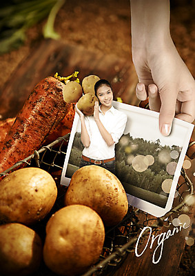 PSD 외국인 편집이미지 손 영어 여자 감자 한손 미소 들기 동양인 상반신 20대 성인 두명 신체부위 흙 당근 잡기 유기농 기념사진 이미지편집 문자 웰빙 채소 모션 뿌리채소 표정 사람 인종 청년 파일형식