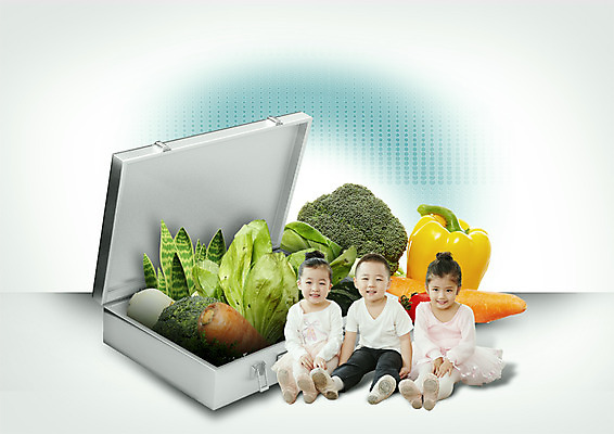 전신 PSD 편집이미지 여자 남자 피망 파프리카 미소 앉기 앞모습 세명 유치원생 당근 한국인 브로콜리 청경채 기밀가방 다리펴기 알로에 이미지편집 식물 어린이 뷰포인트 채소 가방 모션 뿌리채소 표정 사람 동양인 파일형식