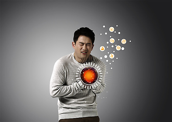 PSD 편집이미지 남자 40대 의학 한명 상반신 성인 앞모습 어둠 고통 한국인 심장 찡그림 심장마비 이미지편집 1 감정 뷰포인트 중년 표정 사람 동양인 장기_의학 질병 파일형식