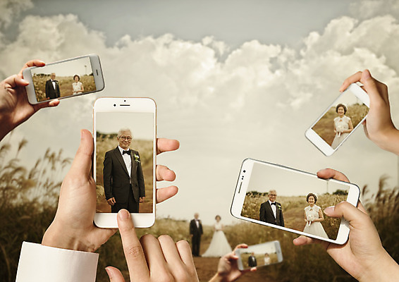 주간 PSD 편집이미지 손 여자 남자 신부 웨딩드레스 신랑 한손 들기 정장 턱시도 여러명 상반신 성인 야외 신체부위 스마트폰 노부부 사진촬영 한국인 양손 60대 이미지편집 자연요소 부부 드레스 옷 노년 다수 결혼 모션 사람 동양인 핸드폰 스마트기기 촬영 파일형식