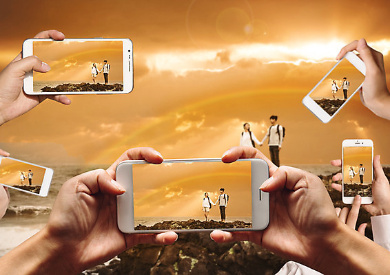 주간 PSD 편집이미지 손 커플 여자 남자 한손 서기 들기 여러명 20대 성인 야외 신체부위 스마트폰 마주보기 손잡기 사진촬영 일몰 한국인 양손 이미지편집 자연요소 다수 관계 모션 사람 동양인 청년 핸드폰 스마트기기 노을 촬영 파일형식