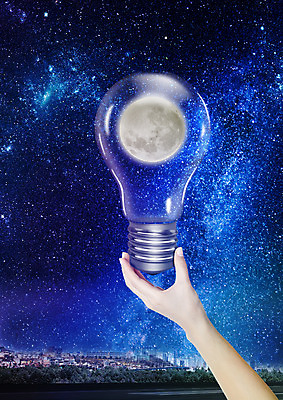 PSD 편집이미지 손 전구 밤하늘 한손 한명 들기 신체부위 보름달 야간 이미지편집 자연요소 1 모션 하늘 사람 달 파일형식