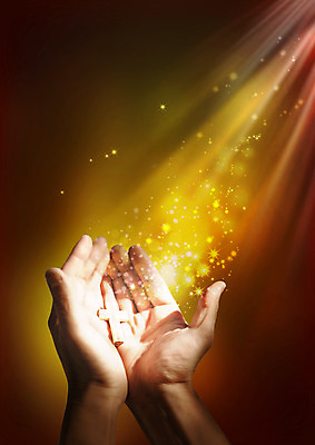 PSD 편집이미지 손 기독교 종교 십자가 한명 들기 신체부위 빛 노란색 양손 신앙심 이미지편집 1 컬러 모션 사람 파일형식