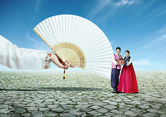 전신 PSD 구름 편집이미지 손 부부 여자 남자 길 40대 하늘 한손 서기 들기 성인 신체부위 세명 한국인 한복 선물세트 접부채 돌길 이미지편집 자연요소 한국전통 커플 중년 모션 선물 사람 동양인 전통의상 전통부채 파일형식