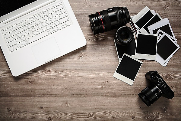 포토 JPG 스튜디오촬영 직업 탁자 사람없음 노트북 하이앵글 카메라 책상 오브젝트 폴라로이드사진 카메라렌즈 플랫레이 국내포토 뷰포인트 가구 실내 전자제품 플랫 폴라로이드 파일형식