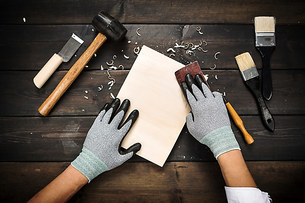 포토 JPG 스튜디오촬영 직업 손 장갑 탁자 신체부위 하이앵글 망치 목수 책상 오브젝트 페인트붓 목공예 나무판자 조각칼 사포 대패질 톱밥 플랫레이 국내포토 잡화 뷰포인트 가구 실내 사람 목재 공구 붓 플랫 칼 가루 공예 파일형식