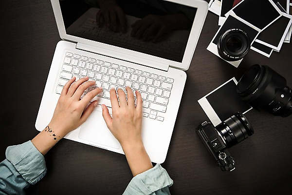 포토 JPG 스튜디오촬영 직업 손 탁자 신체부위 노트북 하이앵글 카메라 사진사 책상 오브젝트 폴라로이드사진 카메라렌즈 플랫레이 국내포토 뷰포인트 가구 실내 사람 전자제품 플랫 작가 폴라로이드 파일형식