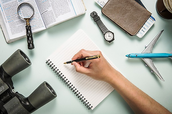 포토 JPG 스튜디오촬영 직업 손 탁자 돋보기 비행기 신체부위 책 하이앵글 만년필 여행객 공책 망원경 항공권 손목시계 책상 오브젝트 여권케이스 플랫레이 국내포토 뷰포인트 시계 가구 장신구 항공교통 문구용품 대중교통 실내 사람 펜 티켓 플랫 파일형식