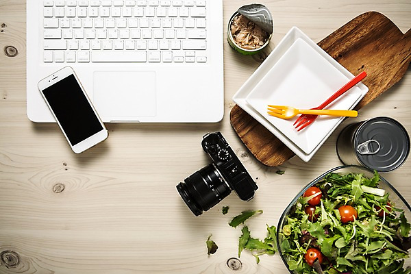 포토 JPG 스튜디오촬영 직업 접시 탁자 사람없음 노트북 스마트폰 하이앵글 카메라 샐러드 책상 오브젝트 레시피 블로거 참치캔 파워블로거 플랫레이 1인미디어 국내포토 식기 음식 뷰포인트 가구 실내 전자제품 핸드폰 스마트기기 플랫 캔 방송 파일형식