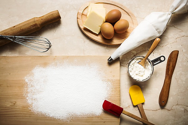 포토 JPG 스튜디오촬영 직업 탁자 도마 사람없음 하이앵글 계란 책상 오브젝트 밀가루 주걱 밀대 버터 제빵도구 반죽밀대 제빵사 짤주머니 플랫레이 국내포토 뷰포인트 가구 주방용품 실내 알 플랫 가루 제빵 파일형식