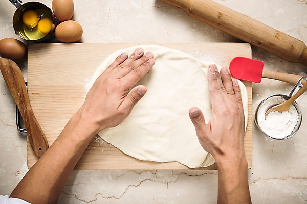 포토 JPG 스튜디오촬영 직업 손 탁자 도마 신체부위 하이앵글 제과제빵 계란 책상 오브젝트 밀가루 제빵 주걱 밀대 제빵기구 밀가루반죽 제빵도구 반죽밀대 제빵사 플랫레이 국내포토 뷰포인트 가구 주방용품 실내 사람 알 플랫 가루 반죽 파일형식