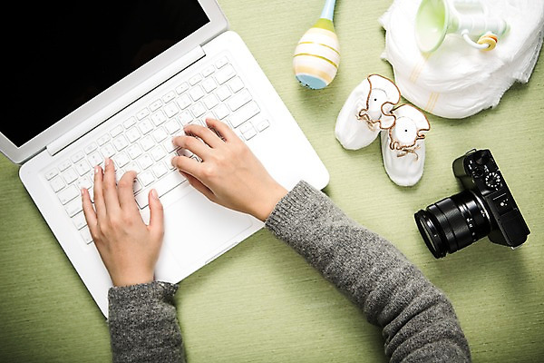 포토 JPG 스튜디오촬영 직업 손 탁자 신체부위 노트북 하이앵글 카메라 아기용품 육아 책상 오브젝트 기저귀 아기신발 딸랑이 블로거 육아일기 파워블로거 플랫레이 1인미디어 국내포토 뷰포인트 가구 신발 실내 사람 전자제품 플랫 방송 파일형식