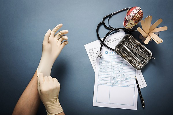 포토 JPG 스튜디오촬영 직업 손 인체모형 청진기 탁자 신체부위 하이앵글 볼펜 진료 의사 책상 오브젝트 수술장갑 수술도구 진료기록부 플랫레이 국내포토 뷰포인트 가구 장갑 의학 의료기기 실내 사람 펜 모형 의료진 의학용품 플랫 파일형식