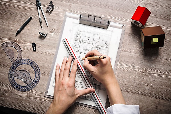 포토 JPG 스튜디오촬영 직업 손 건축 탁자 부동산 설계 자 신체부위 하이앵글 볼펜 설계도 책상 오브젝트 컴파스 각도기 건축설계사 집모양 플랫레이 국내포토 모양 뷰포인트 가구 컨셉 문구용품 건설업 실내 사람 펜 재산 플랫 건축가 파일형식