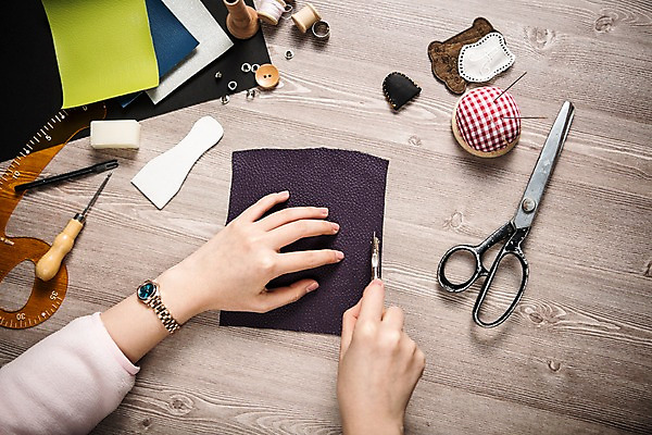 포토 JPG 스튜디오촬영 직업 손 탁자 단추 가위 신체부위 하이앵글 바늘 칼 가죽 책상 오브젝트 가죽공예 골무 공예가 송곳 플랫레이 국내포토 뷰포인트 가구 문구용품 실내 사람 도구 플랫 공예 파일형식