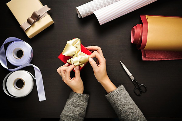 포토 JPG 스튜디오촬영 직업 손 리본 포장 탁자 가위 선물포장 신체부위 하이앵글 포장지 책상 오브젝트 포장끈 플랫레이 국내포토 뷰포인트 가구 문구용품 실내 선물 사람 플랫 포장재료 파일형식