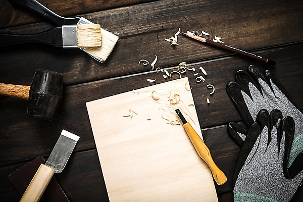 포토 JPG 스튜디오촬영 직업 장갑 탁자 사람없음 하이앵글 연필 망치 목수 책상 오브젝트 페인트붓 목공예 나무판자 톱밥 플랫레이 국내포토 잡화 뷰포인트 가구 학용품 실내 목재 필기구 공구 붓 플랫 가루 공예 파일형식