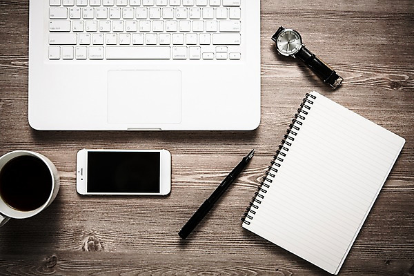 포토 JPG 스튜디오촬영 직업 커피 비즈니스 탁자 사람없음 노트북 스마트폰 하이앵글 펜 사무용품 공책 커피잔 손목시계 책상 오브젝트 플랫레이 국내포토 음료 뷰포인트 시계 가구 장신구 문구용품 잔 실내 전자제품 핸드폰 스마트기기 필기구 플랫 파일형식