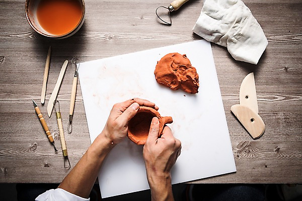 포토 JPG 스튜디오촬영 직업 손 탁자 신체부위 컵 하이앵글 수건 칼 책상 오브젝트 점토 조각칼 공예가 지점토 지점토공예 플랫레이 국내포토 식기 뷰포인트 가구 실내 사람 위생용품 플랫 공예 파일형식