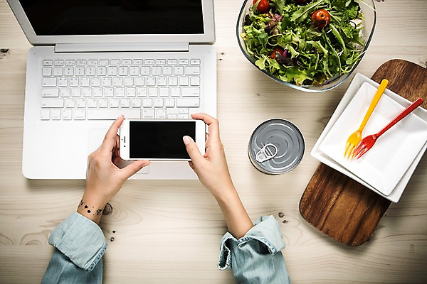 포토 JPG 스튜디오촬영 직업 접시 손 음식 포크 탁자 신체부위 노트북 스마트폰 하이앵글 샐러드 캔 책상 오브젝트 레시피 블로거 파워블로거 플랫레이 1인미디어 국내포토 식기 뷰포인트 가구 실내 사람 전자제품 핸드폰 스마트기기 플랫 방송 파일형식