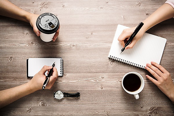 포토 JPG 스튜디오촬영 직업 손 커피 비즈니스 탁자 신체부위 하이앵글 펜 사무용품 공책 커피잔 종이컵 손목시계 책상 오브젝트 플랫레이 국내포토 음료 뷰포인트 시계 가구 장신구 문구용품 잔 실내 사람 컵 필기구 플랫 일회용 파일형식