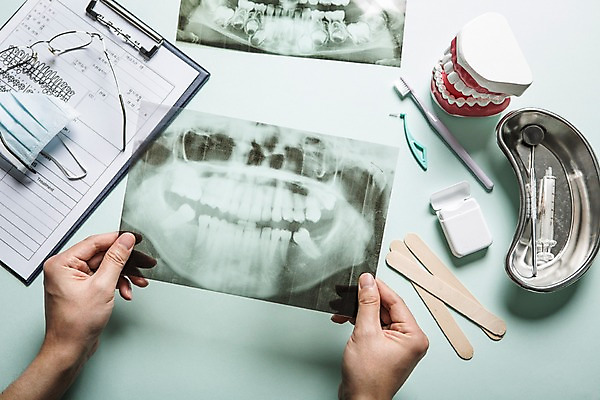 포토 JPG 스튜디오촬영 직업 손 안경 탁자 엑스레이 마스크 신체부위 하이앵글 의사 칫솔 책상 오브젝트 치과의사 치과용품 치아모형 진료기록부 치간칫솔 플랫레이 국내포토 잡화 뷰포인트 가구 의학 실내 사람 위생용품 진료 의료진 의료용품 플랫 치아 파일형식