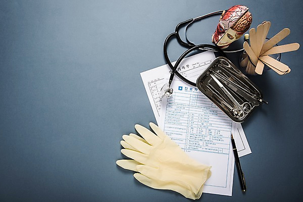 포토 JPG 스튜디오촬영 직업 인체모형 청진기 의료기기 탁자 사람없음 하이앵글 의사 책상 오브젝트 수술장갑 수술도구 서류판 플랫레이 국내포토 뷰포인트 가구 장갑 의학 실내 모형 사무용품 의료진 의학용품 플랫 파일형식