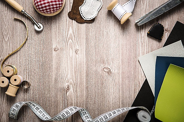 포토 JPG 스튜디오촬영 직업 리본 탁자 가위 줄자 사람없음 하이앵글 끈 가죽 책상 오브젝트 가죽공예 골무 공예가 플랫레이 국내포토 뷰포인트 가구 문구용품 실내 자 플랫 공예 파일형식