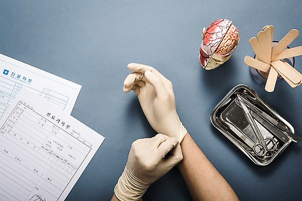 포토 JPG 스튜디오촬영 직업 손 인체모형 의료기기 탁자 신체부위 하이앵글 의사 책상 오브젝트 수술장갑 수술도구 서류판 진료기록부 플랫레이 국내포토 뷰포인트 가구 장갑 의학 실내 사람 모형 사무용품 진료 의료진 의학용품 플랫 파일형식