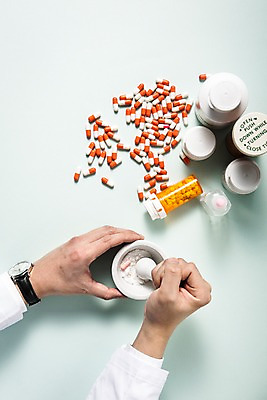 포토 JPG 스튜디오촬영 직업 손 탁자 신체부위 하이앵글 알약 약병 책상 오브젝트 막자사발 약사 플랫레이 국내포토 뷰포인트 가구 실내 사람 약 사발 플랫 병_담는 파일형식