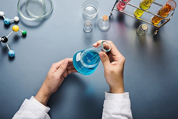 포토 JPG 스튜디오촬영 직업 손 탁자 실험기구 실험 신체부위 하이앵글 과학자 책상 오브젝트 비커 삼각플라스크 메스실린더 분자구조 샬레 실린더 플랫레이 국내포토 뷰포인트 과학 가구 실내 사람 플랫 플라스크 학자 파일형식