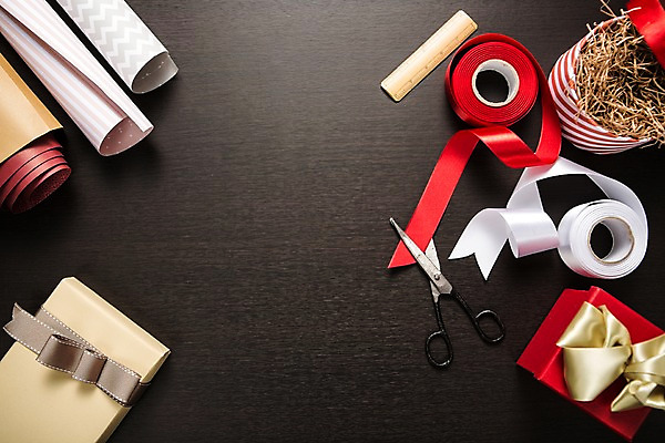 포토 JPG 스튜디오촬영 직업 리본 탁자 가위 선물포장 사람없음 선물상자 하이앵글 포장지 책상 오브젝트 플랫레이 국내포토 뷰포인트 가구 포장 문구용품 실내 선물 상자 플랫 파일형식