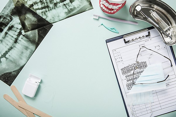 포토 JPG 스튜디오촬영 직업 안경 탁자 엑스레이 사람없음 하이앵글 칫솔 책상 오브젝트 치과용품 치아모형 진료기록부 치간칫솔 플랫레이 국내포토 잡화 뷰포인트 가구 의학 실내 위생용품 진료 의료용품 플랫 치아 파일형식