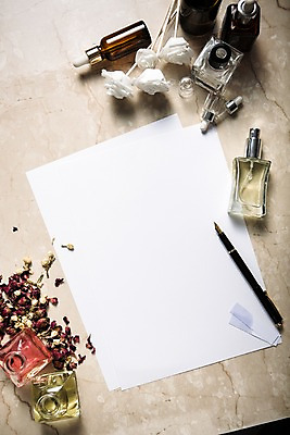 포토 JPG 스튜디오촬영 직업 꽃잎 종이 탁자 사람없음 하이앵글 펜 향수 책상 오브젝트 향수병 조향사 플랫레이 국내포토 꽃 뷰포인트 가구 실내 필기구 화장품 플랫 병_담는 파일형식