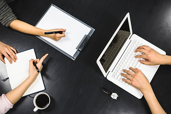 포토 JPG 스튜디오촬영 직업 손 종이 커피 비즈니스 탁자 회의 신체부위 노트북 하이앵글 펜 다이어리 사무용품 커피잔 손목시계 책상 오브젝트 플랫레이 국내포토 음료 뷰포인트 시계 가구 장신구 문구용품 잔 실내 사람 전자제품 필기구 플랫 파일형식