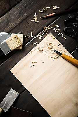 포토 JPG 스튜디오촬영 직업 장갑 탁자 사람없음 하이앵글 연필 책상 오브젝트 페인트붓 목공예 나무판자 조각칼 공예가 톱밥 플랫레이 국내포토 잡화 뷰포인트 가구 학용품 실내 목재 필기구 붓 플랫 칼 가루 공예 파일형식