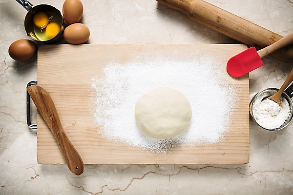 포토 JPG 스튜디오촬영 직업 탁자 도마 사람없음 하이앵글 제과제빵 계란 숟가락 책상 오브젝트 반죽 밀가루 제빵 제빵기구 밀가루반죽 제빵도구 반죽밀대 제빵사 플랫레이 국내포토 뷰포인트 가구 주방용품 수저 실내 알 플랫 가루 밀대 파일형식