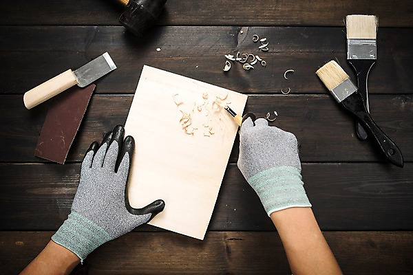 포토 JPG 스튜디오촬영 직업 손 장갑 탁자 신체부위 하이앵글 망치 목수 책상 오브젝트 페인트붓 목공예 나무판자 조각칼 사포 공예가 톱밥 플랫레이 국내포토 잡화 뷰포인트 가구 실내 사람 목재 공구 붓 플랫 칼 가루 공예 파일형식