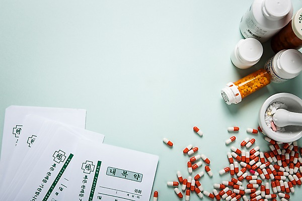 포토 JPG 스튜디오촬영 직업 탁자 사람없음 하이앵글 알약 약병 책상 오브젝트 막자사발 약봉투 약사 플랫레이 국내포토 뷰포인트 가구 봉투 실내 약 사발 플랫 병_담는 파일형식