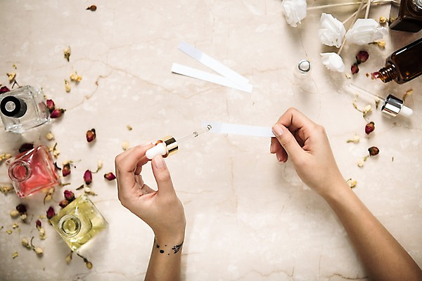 포토 JPG 스튜디오촬영 직업 손 꽃잎 종이 탁자 신체부위 하이앵글 제조 향수 책상 오브젝트 향수병 조향사 플랫레이 국내포토 꽃 뷰포인트 가구 실내 사람 화장품 플랫 병_담는 파일형식