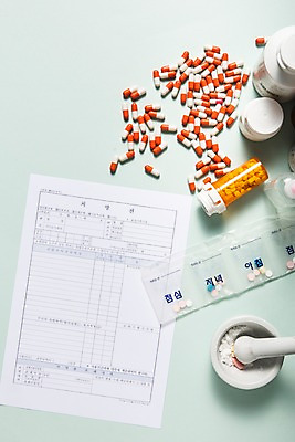 포토 JPG 스튜디오촬영 직업 탁자 사람없음 하이앵글 알약 약병 책상 오브젝트 막자사발 약사 처방전 플랫레이 국내포토 뷰포인트 가구 의학 실내 약 사발 플랫 병_담는 파일형식