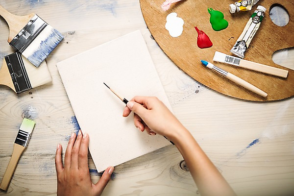 포토 JPG 스튜디오촬영 직업 손 탁자 신체부위 하이앵글 연필 물감 붓 팔레트 책상 오브젝트 예술가 캔버스 페인트붓 화가 플랫레이 국내포토 뷰포인트 가구 학용품 실내 사람 필기구 미술도구 플랫 파일형식