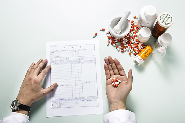 포토 JPG 스튜디오촬영 직업 손 탁자 신체부위 하이앵글 알약 약병 책상 오브젝트 막자사발 약사 처방전 플랫레이 국내포토 뷰포인트 가구 의학 실내 사람 약 사발 플랫 병_담는 파일형식