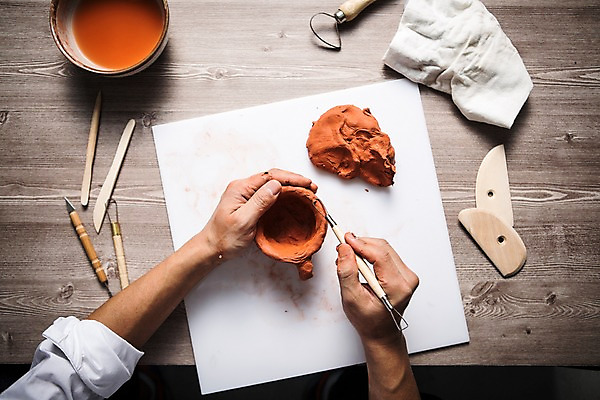 포토 JPG 스튜디오촬영 직업 손 종이 탁자 신체부위 컵 하이앵글 수건 책상 오브젝트 예술가 점토 점토공예 조각칼 공예가 지점토공예 플랫레이 국내포토 식기 뷰포인트 가구 실내 사람 위생용품 플랫 칼 공예 파일형식