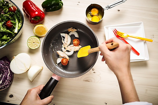 포토 JPG 스튜디오촬영 직업 접시 손 음식 포크 식재료 탁자 피망 신체부위 하이앵글 계란 요리사 샐러드 프라이팬 레몬 책상 오브젝트 양배추 라임 플랫레이 국내포토 식기 뷰포인트 가구 채소 과일 주방용품 실내 사람 알 플랫 파일형식